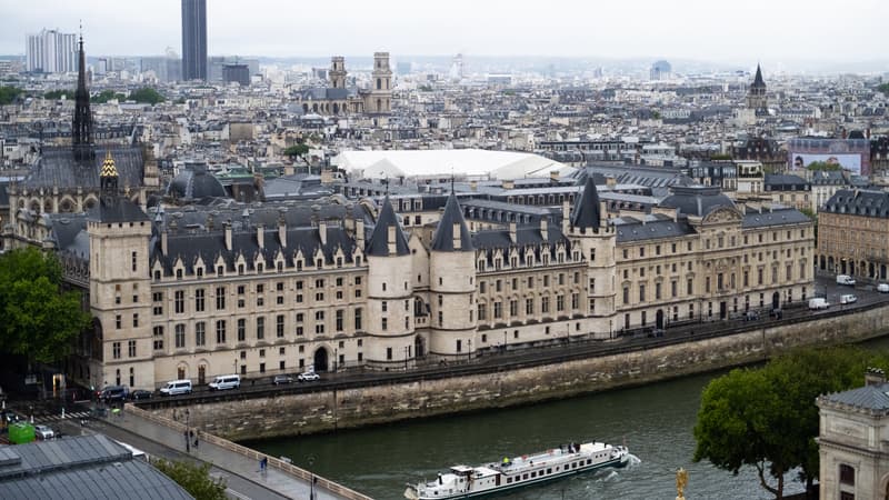 La Conciergerie et le Palais de Justice sur l'Île de la Cité, à Paris, le 5 juin 2025, photographiés depuis le sommet de la tour Saint-Jacques.