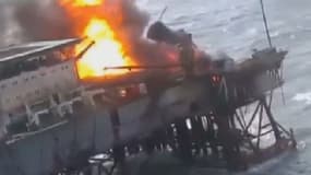 Violent incendie d'une plateforme pétrolière de la mer Caspienne, en Azerbaïdjan le 5 décembre 2015.