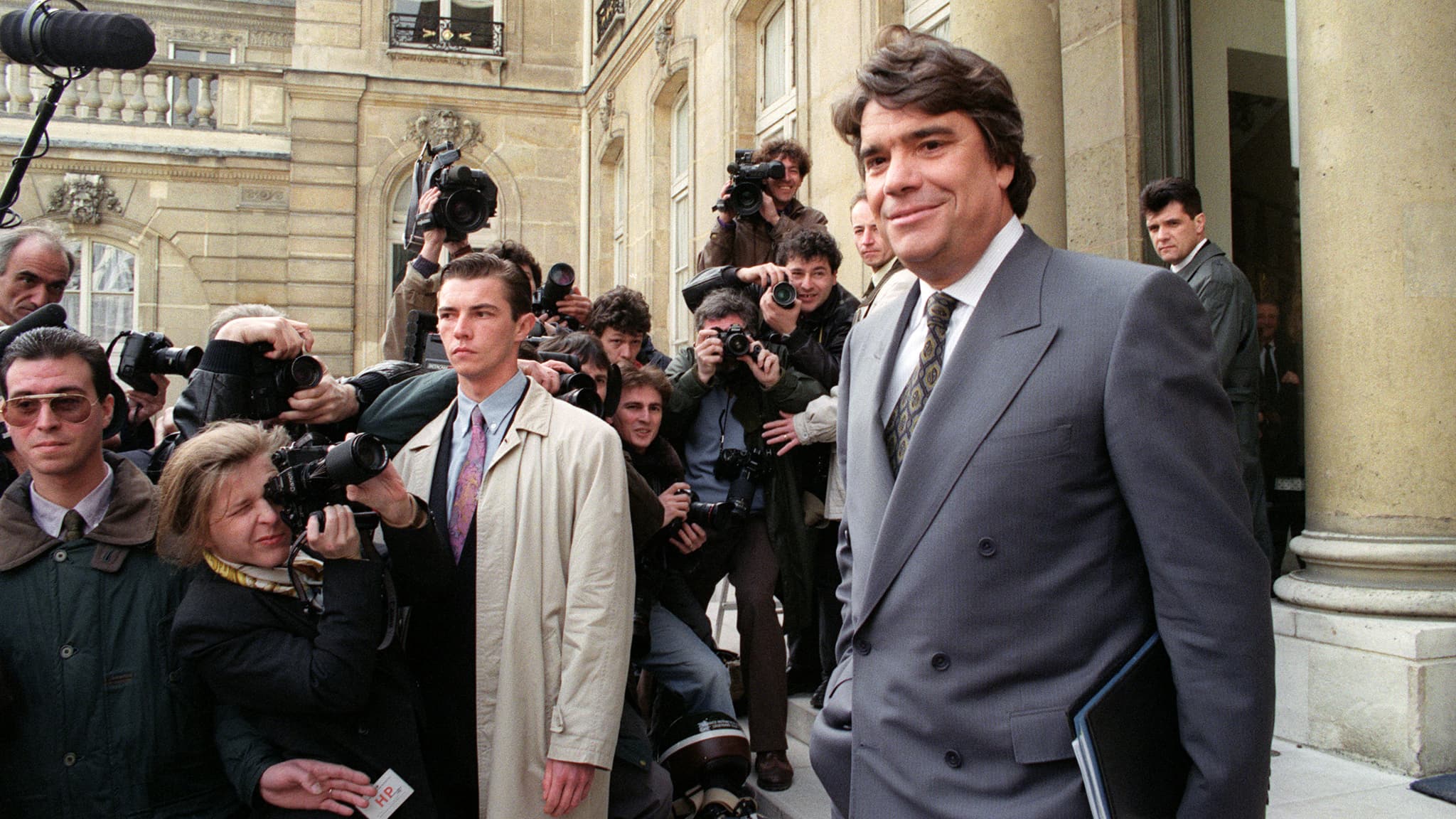 Le ministre de la Ville Bernard Tapie est photographié le 8 avril 1992 sur les marches de l'Elysée à Paris, après le premier conseil des ministres du nouveau gouvernement de Pierre Bérégovoy. 