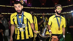 Karim Benzema fête le titre de champion d'Arabie saoudite après le match Al-Ittihad-Damac FC (1-0), le 26 mai 2025