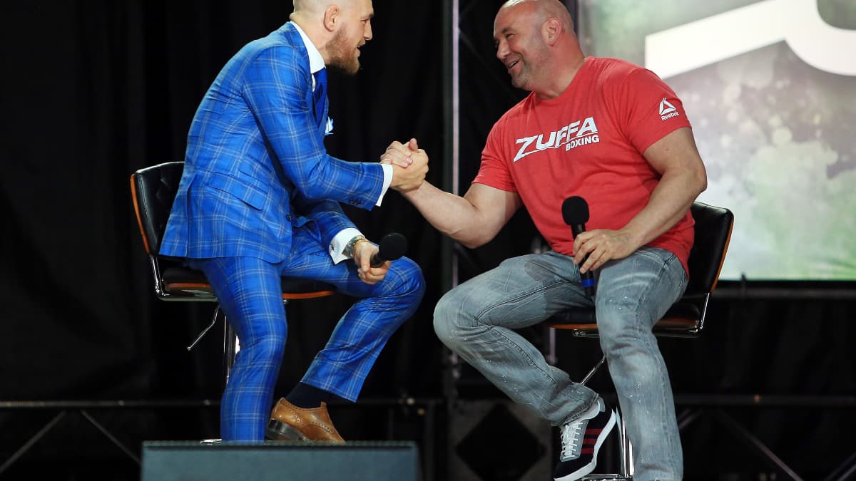 Dana White (à droite) porte un t-shiort Zuffa Boxing avec Conor McGregor avant son combat contre Floyd Mayweather en 2017 Dana White (à droite) porte un t-shiort Zuffa Boxing avec Conor McGregor avant son combat contre Floyd Mayweather en 2017