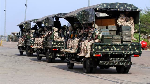 Militaires nigérians s'apprêtant à rejoindre le Mali, jeudi à l'aéroport de l'Etat de Kaduna, dans le nord du Nigeria. La France, qui semble engagée dans une guerre d'usure face aux rebelles islamistes au Mali, porte la responsabilité de la situation dans