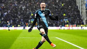 Jamie Vardy célèbre le titre de Leicester en D2 anglaise lors de la victoire sur le terrain de Preston North End (0-3), le 29 avril 2024