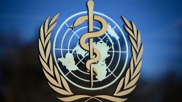 Emblème de l'Organisation mondiale de la santé au siège de l'OMS à Genève le 24 février 2020