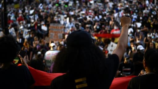 Des personnes marchent contre le racisme à Washington, le 6 juin 2020