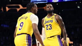 Bronny et LeBron James lors de leur premier match de NBA joué ensemble à l'occasion de LA Lakers-Minnesota, le 22 octobre 2024