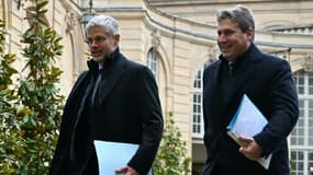 Le président du groupe LR au Sénat Mathieu Darnaud, à droite et le président du groupe LR à l'Assemblée nationale, Laurent Wauquiez, à gauche, à leur arrivée à Matignon, le 16 décembre 2024 à Paris