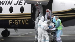 Arrivée d'un malade du Covid-19 évacué depuis la région parisienne à l'aéroport de Biarritz, dans le sud-ouest de la France, le 19 mars 2021, avant son transfert à l'hôpital de Bayonne.