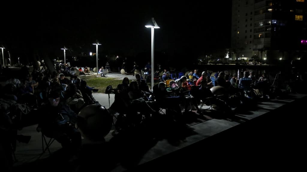 Des personnes se rassemblent au Veterans Memorial Park pour attendre le lancement de la fusée de la mission Artémis 1, en Floride, le 15 novembre 2022.