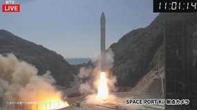 Cette capture d'image provenant de l'AFPTV et diffusée en ligne par Wakayama Telecasting Corp. (WTV) le 13 mars 2024 montre le lancement d'une petite fusée par la startup Space One, basée à Tokyo.