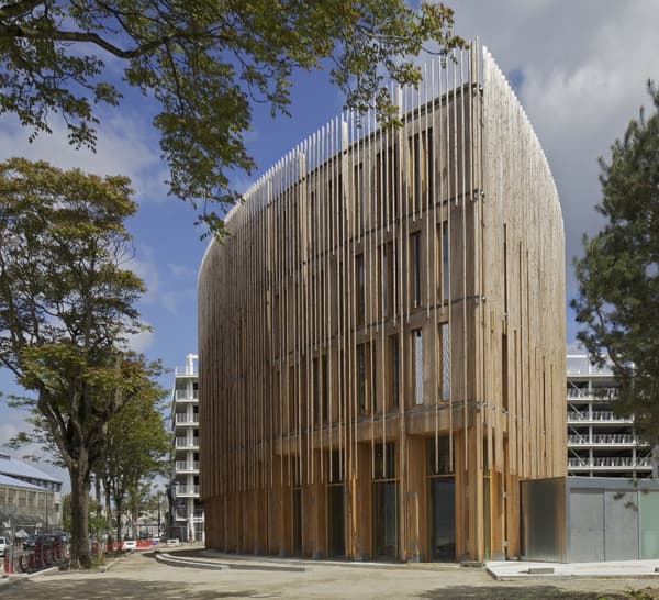 Un bâtiment de bureau en bois, situé en plein coeur du quartier de la Création sur l’île de Nantes.