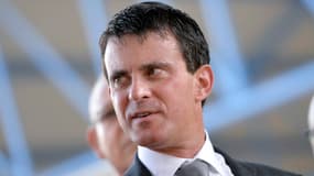 Manuel Valls a répondu aux critiques de Bernadette Chirac et Laurent Wauquiez à propos du découpage électoral ce 18 décembre.