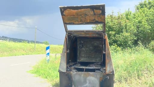 la cabine du radar installé sur la commune de Villemus en bord de la départementale 4100 a été complétement détruite par les flammes.