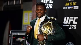 Francis Ngannou tout sourire avec sa ceinture de champion des lourds après sa victoire sur Ciryl Gane à l'UFC 270 en janvier 2022