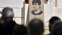 Sur une plaque de bois, à côté de la porte de l'église de Cargèse, en Corse-du-Sud, le visage au pochoir du militant indépendantiste corse Yvan Colonna, tués en prison par un co-détenu, le 25 mars 2022