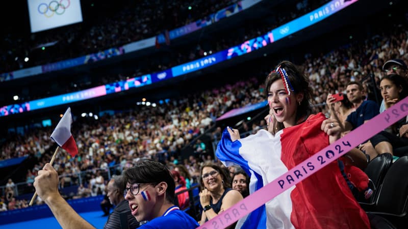 Très grosse ambiance dans le public de la Défense Arena pour supporter Léon Marchand, le 28/07/2024.