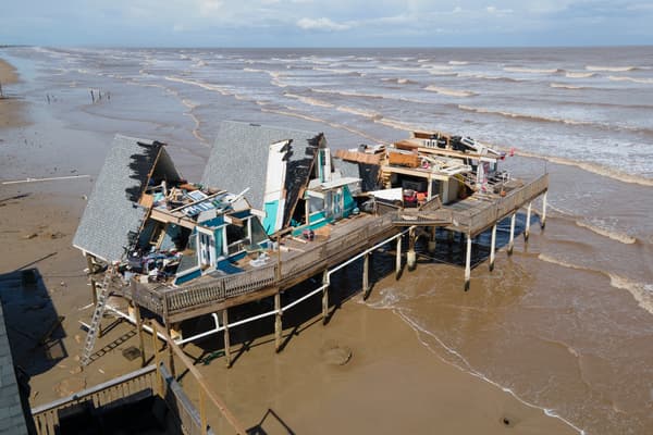 Les dégâts provoqués par la tempête Béryl à Surfside Beach au Texas le 8 juillet 2024