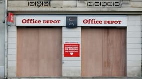 Un magasin Office Depot à Paris dont les vitres ont été protégées en vue d'une manifestation de "gilets jaunes, le 8 décembre 2018