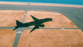 Un avion survole l'aéroport de Haneda au Japon - photo d'illustration