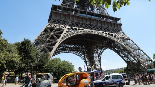 Des vélos-taxis au pied de la Tour Eiffel, le 7 juillet 2017