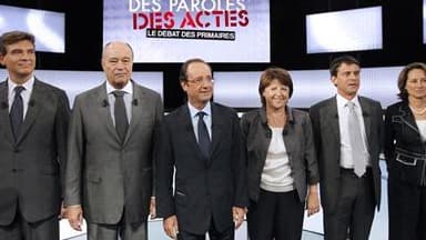 De gauche à droite: Arnaud Montebourg, Jean-Michel Baylet, François Hollande, Martine Aubry, Manuel Vals et Ségolène Royal. Les candidats à la primaire socialiste pour l'élection présidentielle en France se disputent la question de l'égalité hommes-femmes