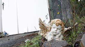Photographie prise en novembre 2012 et montrant une figurine d'ange devant la porte du domicile des parents d'Andy, à Albitreccia, en Corse-du-Sud.