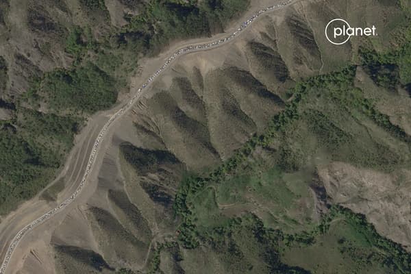 Une image satellite réalisée le 27 septembre 2023 qui montre l'autoroute entre Kornidzor et Stepanakert dans le district de Latchine en Azerbaïdjan où les réfugiés arméniens affluent du Haut-Karabagh.