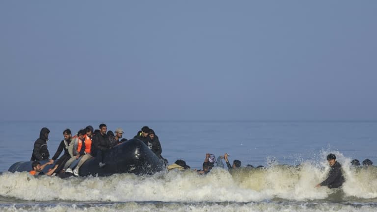 Des migrants tentent de monter dans une embarcation à destination de l'Angleterre, le 30 juin 2025 à Equihen (Pas-de-Calais). Image d'illustration.