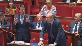 A l'invitation de Manuel Valls, une partie de la gauche s'est levée pour rendre hommage à Charles Pasqua mardi à l'Assemblée nationale.