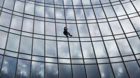 Alain Robert a été arrêté après avoir escaladé sans équipement de sécurité et sans autorisation un gratte-ciel de Francfort, le 28 septembre 2019