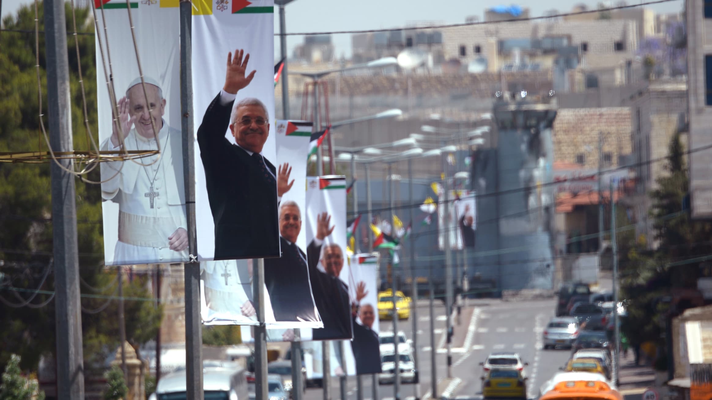 Des affiches à l'effigie du pape François et du président de l'Autorité palestinienne Mahmoud Abbas, à Bethléem, le 23 mai, deux jours avant l'arrivée du souverain pontife.
