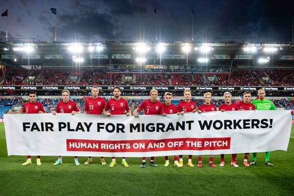 Comme en mars dernier, les joueurs de la Norvège ont affiché un message appelant au respect des droits de l’homme des migrants travaillant sur les chantiers de la Coupe du monde, mercredi avant son match face aux Pays-Bas (1-1). 