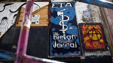 Graffiti représentant le logo de l'ETA dans le village basque de Bermeo dans le nord de l'Espagne, le 30 mars 2017 -