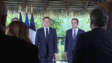 Emmanuel Macron, à Nouméa le jeudi 23 mai 2024, observe une minute de silence pour les six personnes tuées lors des émeutes en Nouvelle-Calédonie