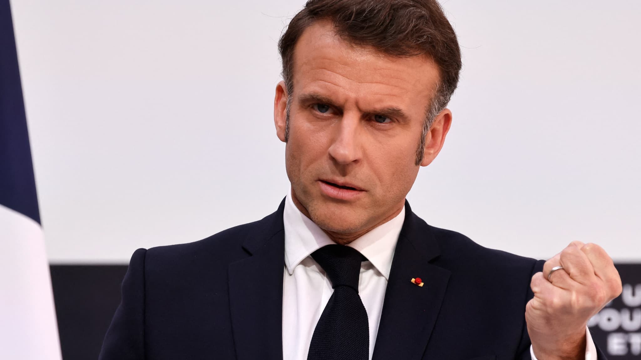 "NI DANS LE DÉNI NI DANS LE CATASTROPHISME": EMMANUEL MACRON AFFIRME QUE LE "DÉFI" BUDGÉTAIRE "PEUT ÊTRE RELEVÉ"