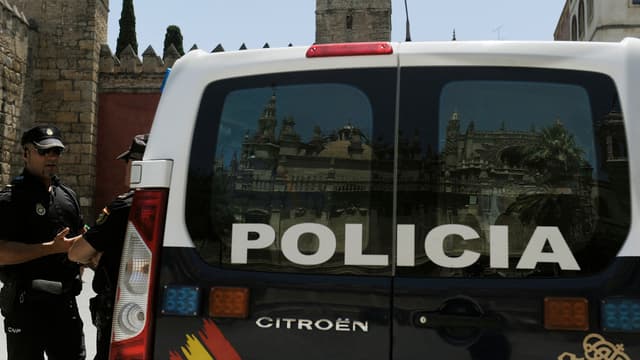 Un véhicule de police à proximité de la cathédrale de Séville (Espagne), le 8 juillet 2016.