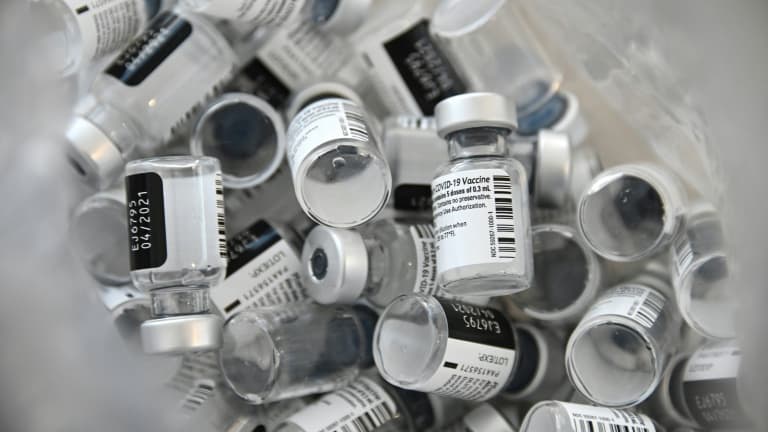 Fioles vides de vaccin Pfizer-BioNTech à l'hôpital Emile Muller à Mulhouse, le 8 janvier 2021