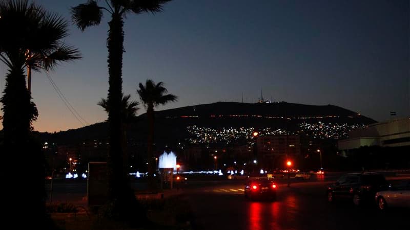 Sur la place des Omeyyades, à Damas, à la tombée de la nuit. Le sort de Bachar al Assad restait inconnu jeudi au lendemain d'un attentat ayant frappé son régime au coeur de la capitale syrienne, théâtre des combats les plus intenses en 16 mois de soulèvem