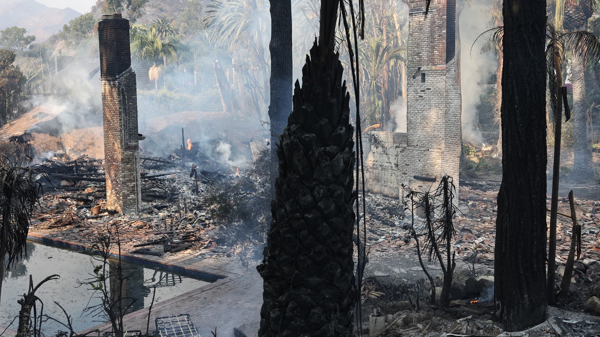 Une maison détruite par l'incendie de Franklin continue de brûler le 10 décembre 2024 à Malibu, en Californie. 