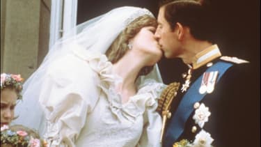 Le Prince Charles et la Princesse Diana s'embrassent lors de leur mariage, le 29 juillet 1981 à Londres