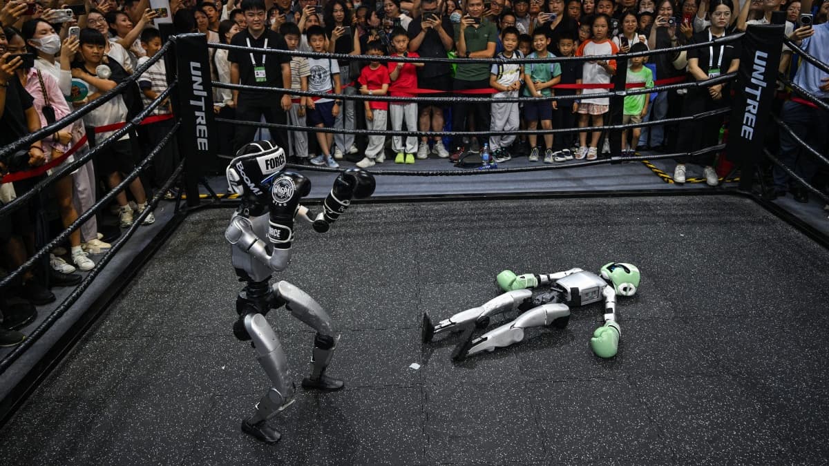 Deux robots G1 d'Unitree font un match de boxe à la WAIC 2025 Deux robots G1 d'Unitree font un match de boxe à la WAIC 2025