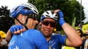 Le Britannique Mark Cavendish (d), en pleurs, félicité par un de ses coéquipiers, après sa victoire dans la 4e étape du Tour de France, disputée entre Redon et Fougère, le 29 juin 2021 