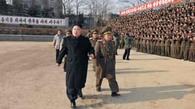 Le leader de la Corée du Nord Kim Jong-Un inspectant l'armée populaire