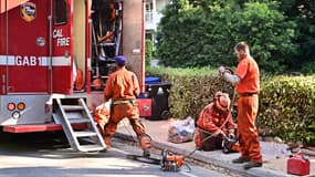 Des pompiers se préparant à intervenir à Los Angeles, le dimanche 12 janvier 2025.