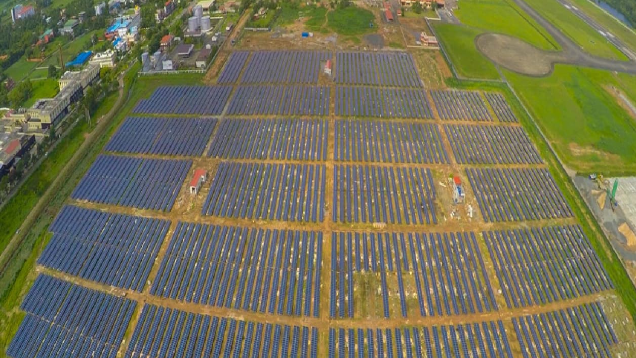 Le parc photovoltaïque s'étend sur 20 hectares en bordure des pistes de l'aéroport. Le parc photovoltaïque s'étend sur 20 hectares en bordure des pistes de l'aéroport.