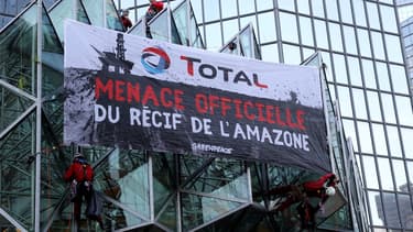 En 2017, des activistes de Greenpeace avaient déployé une banderole sur le siège de Total situé à la Défense.