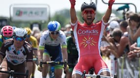 Nacer Bouhanni adore lever les bras après la ligne