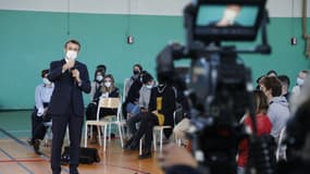 Emmanuel Macron dialogue avec des jeunes d'un lycée agricole à Ahun, dans la Creuse, le 24 janvier 2022