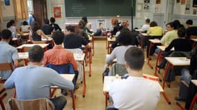 Des lycéens se concentrent, le 11 juin 2007, au centre d'examen Molière à Paris.