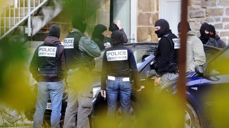 L'arrestation des membres du groupe de Tarnac, le 11 novembre 2008.